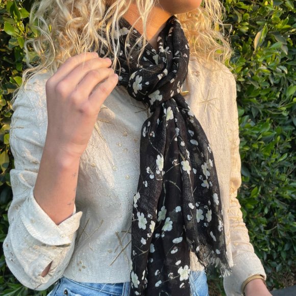 Onam Fleur Scarf - Picture 2 of 2